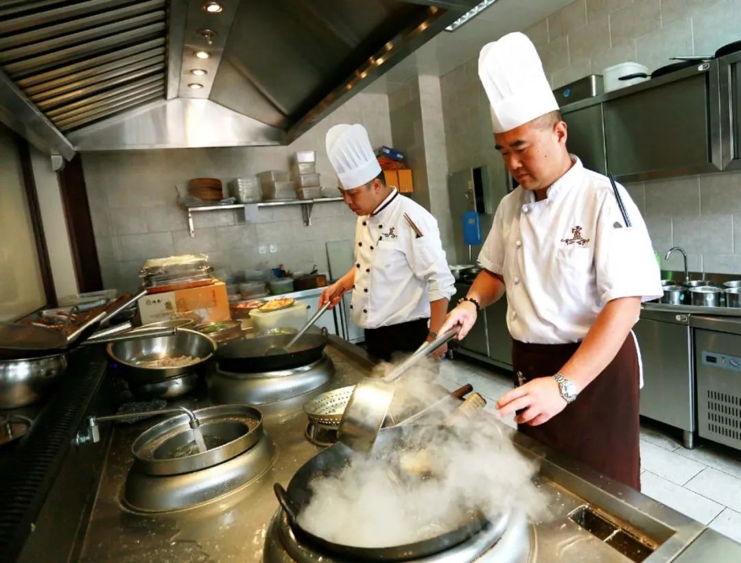 新乡智能餐饮机器人厂家_新乡餐饮厂家机器智能人招聘_人工智能餐饮机器人