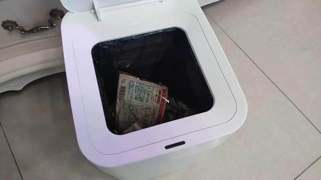 箱体可卸式垃圾车_垃圾自动装卸车视频_智能机器人装卸垃圾箱
